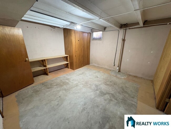 Building Photo - Large 3 bedroom, 2 Bath home available now!