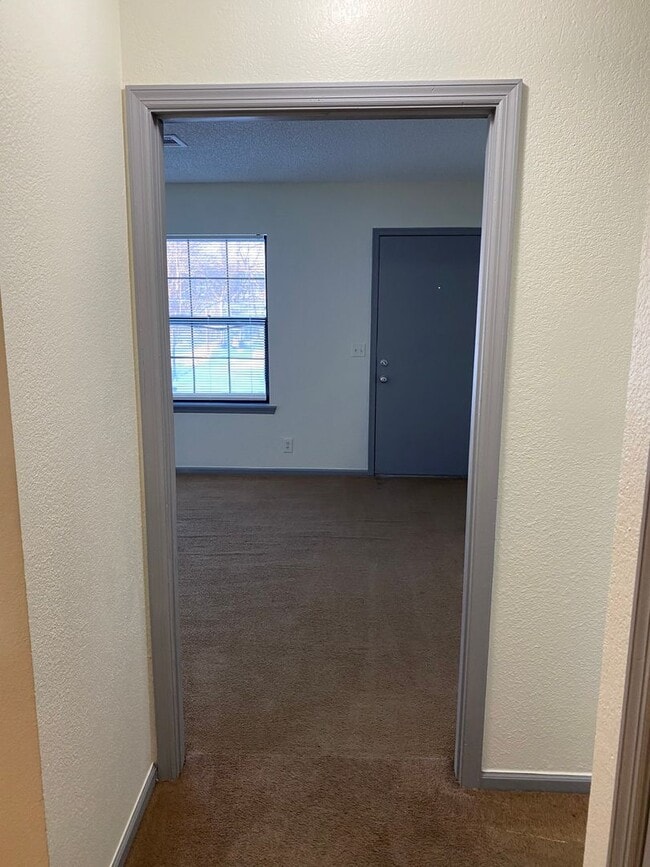 Building Photo - 2 Bed 1 Bath 1 Car Garage Duplex in Centra...