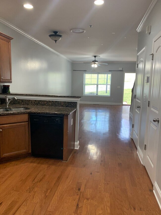 Building Photo - Lovely Eastside Townhome Condo Near Vet School- 3BR/3BATH!