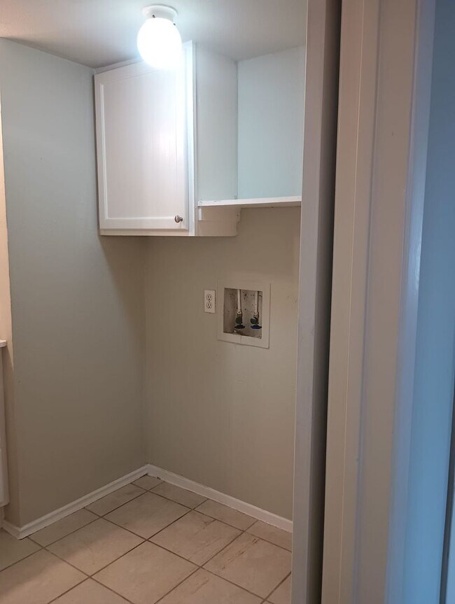 Building Photo - 3 bed / 1 bath home in Hockley - Move in R...
