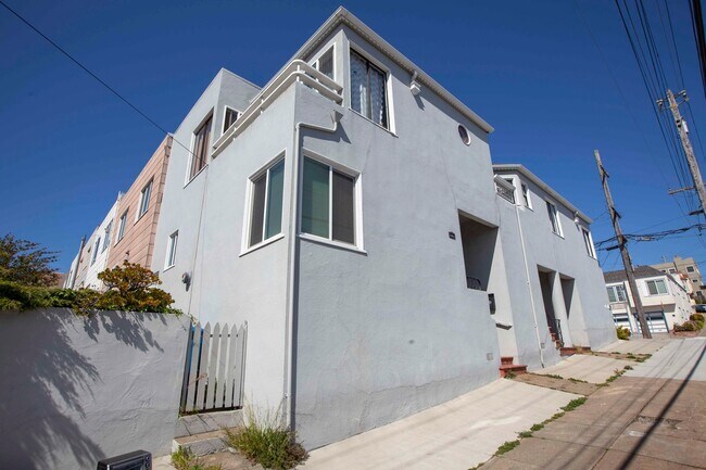 Building Photo - 700