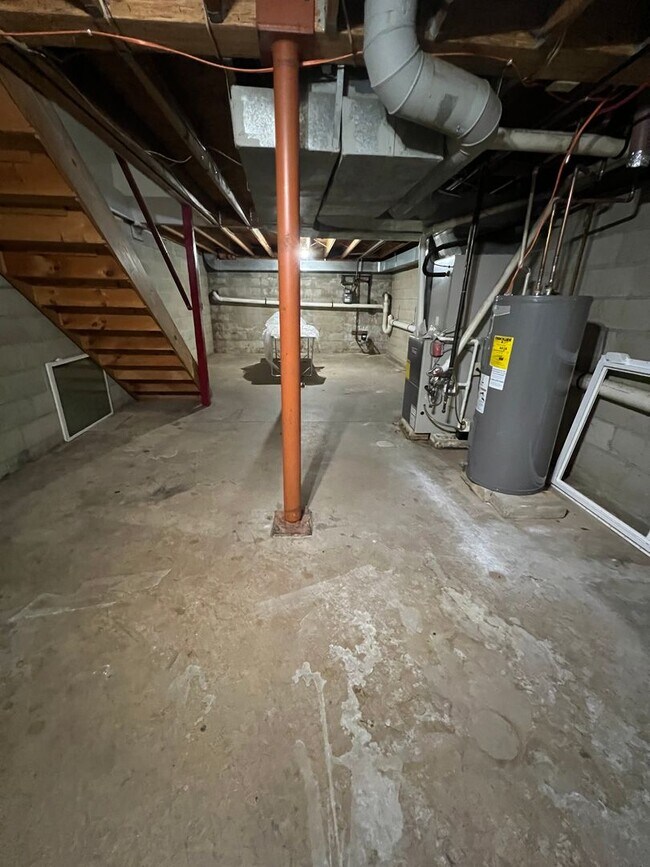 Building Photo - Stunning 4-Bedroom Townhome with Parking Spot Near Temple University! Available August 2026!