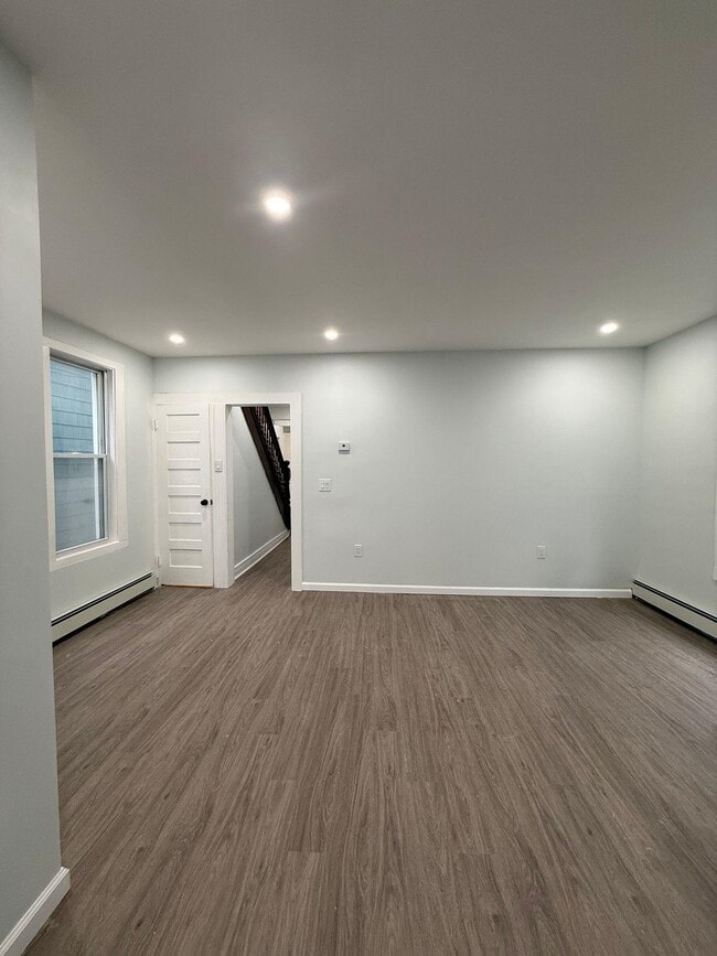 Building Photo - 407 Elm St