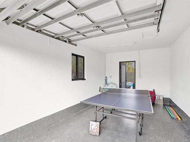 Building Photo - 5501 NE 18th Terrace