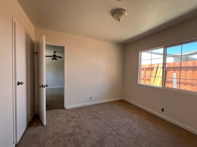 Building Photo - Ventura, West Side Charmer!