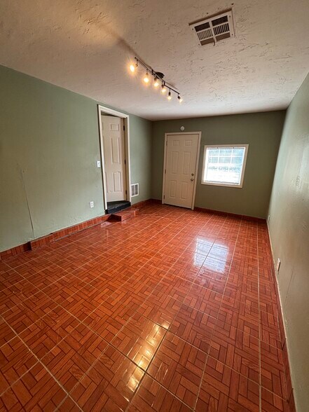 Building Photo - 660 E 26th Pl N