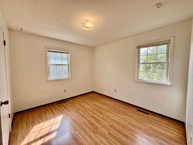 Building Photo - short term lease available