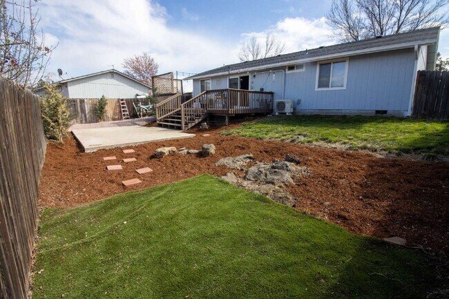 Building Photo - MOVE IN SPECIAL IF YOU SIGN LEASE BY 4/15/2026!!!!!!! Newly Updated 3/2 Home in SW Redmond