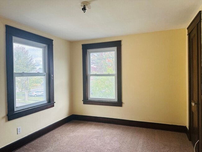 Building Photo - DREAM LOCATION !! LOOKS LIKE PRIVET ROAD !!!