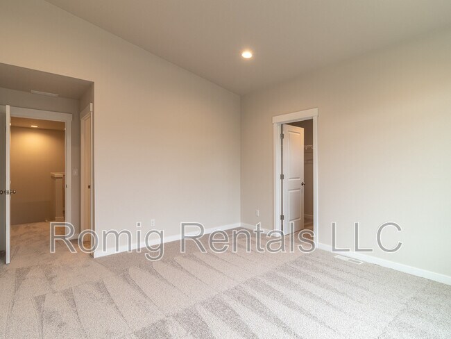 Building Photo - 18611 NE 44th Ave