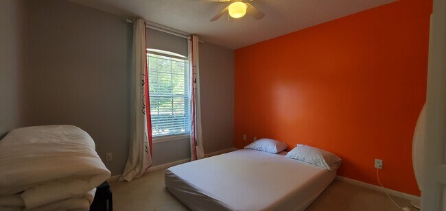 Building Photo - 284 W Silverthorn Ln