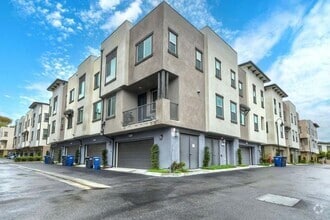 Building Photo - 2211 Solara Ln