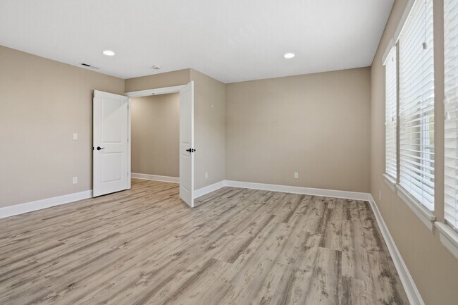 Building Photo - 5832 NW Bannister Dr