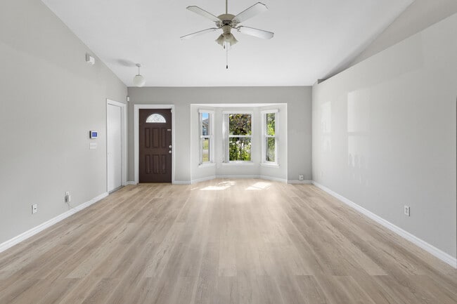 Building Photo - 173 SW Ray Ave