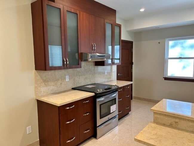 Building Photo - Like New Single Family Home in McCully!