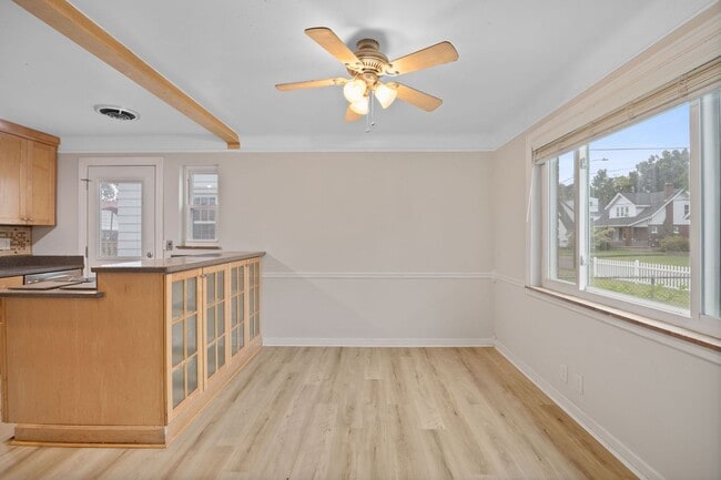 Building Photo - COLLEGE HILL-BEAUTIFULLY MAINTAINED 3 BEDR...