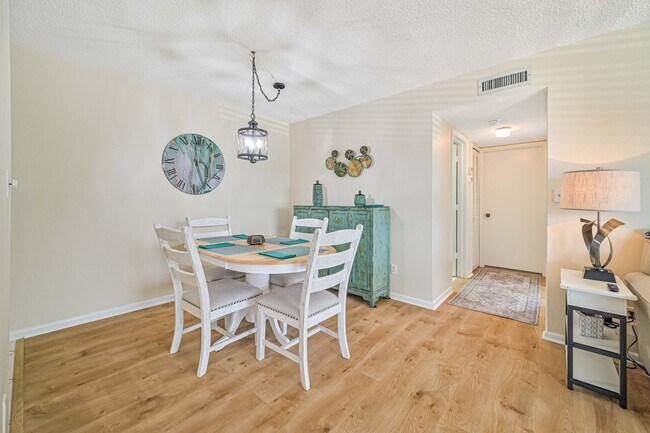 Building Photo - * Renovated 1/1 Condo ~ Annual Lease, Whiskey Creek **