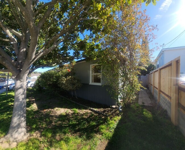 Building Photo - Well maintained 5 bedroom 2 bath with garage