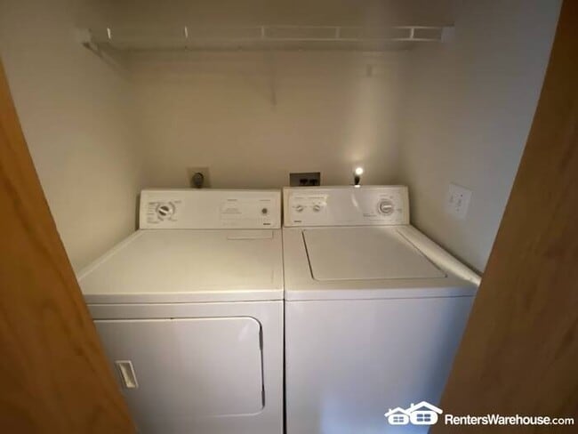 Building Photo - 3 bedroom/3 bath Townhome in Norwalk for Rent