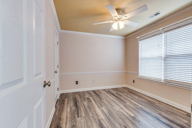 Building Photo - Spacious Spring Hill Rental in Sought-After Wades Grove Community