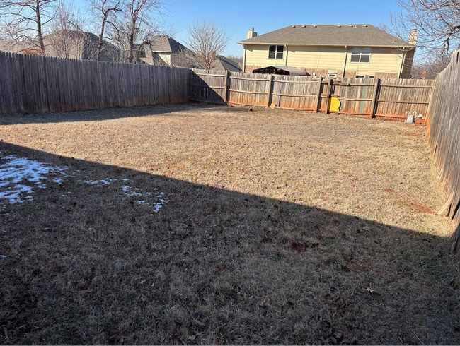 Building Photo - 3 bedroom 2 bath Edmond Duplex