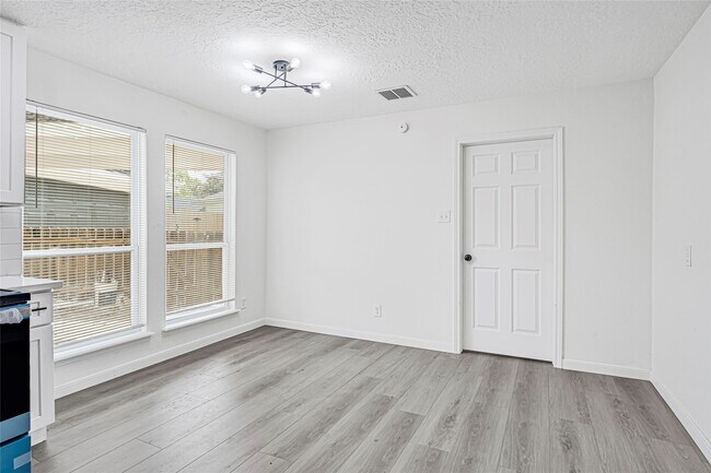 Building Photo - 14823 Elmont Dr
