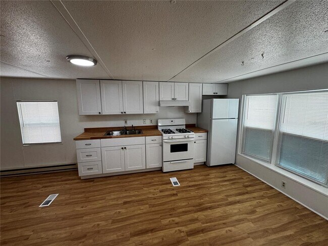 Building Photo - 1350 County Dr