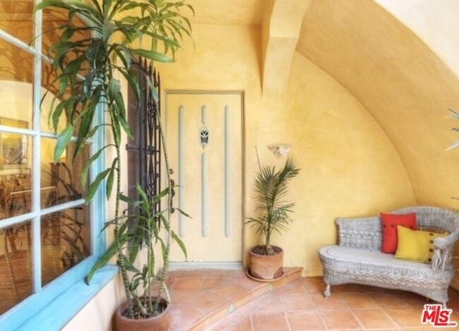 Building Photo - 1122 S Hayworth Ave