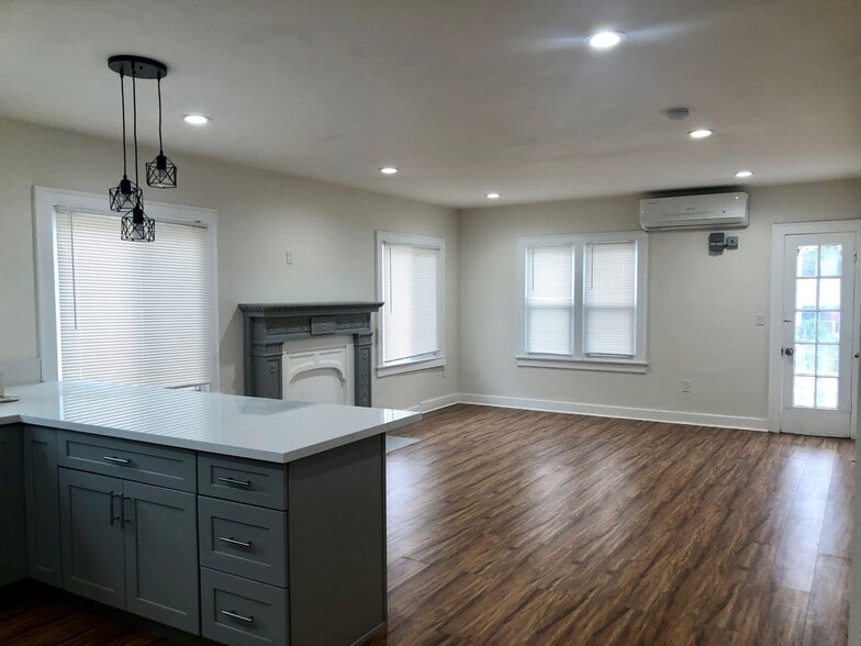 Building Photo - 256 S Alexandria Ave