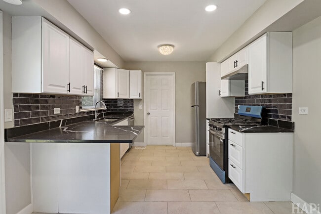 Building Photo - 2208 Kensington Dr