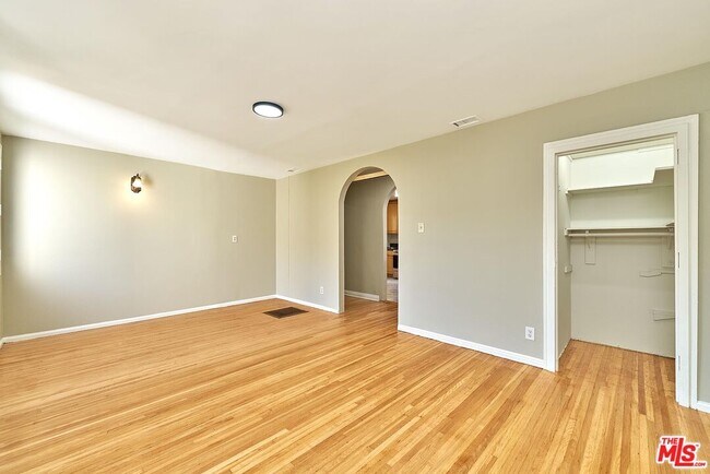 Building Photo - 429 S Orange Dr