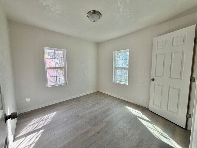 Building Photo - 2 bed newly renovated!