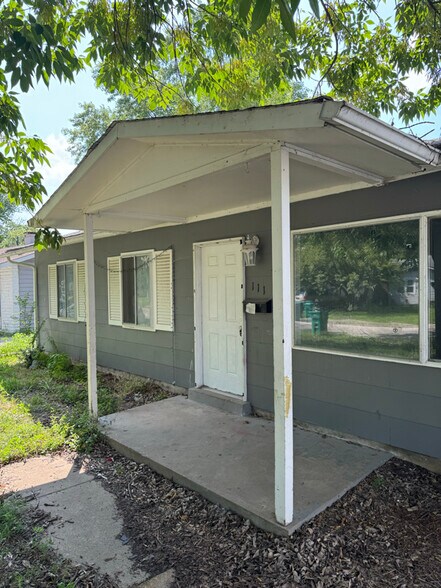 Building Photo - 111 St James Ln