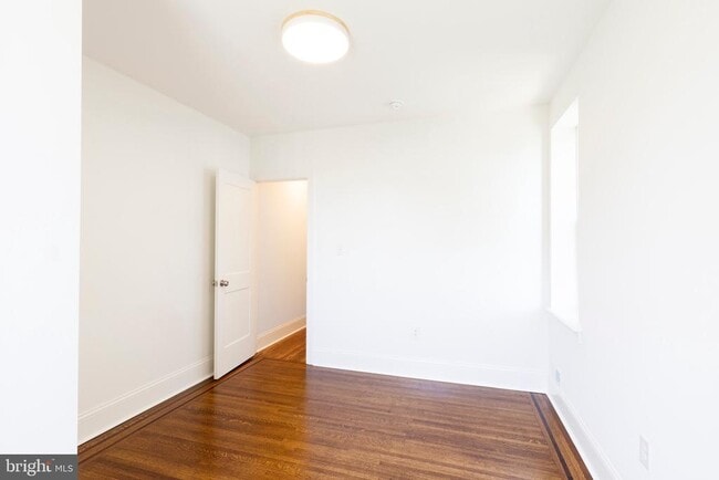 Building Photo - 5510 Larchwood Ave