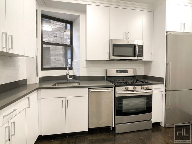 Building Photo - 25 W 68th St