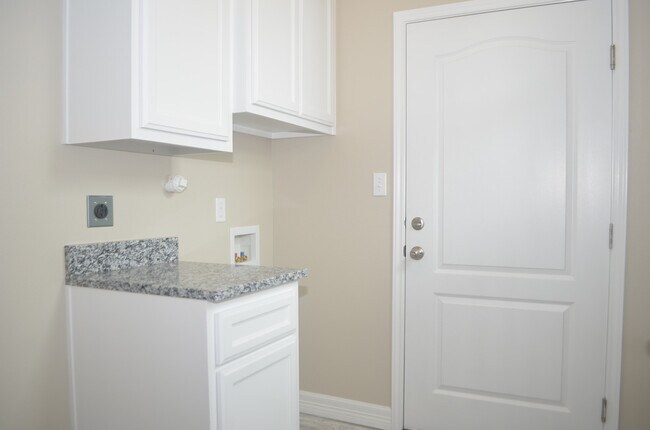 Building Photo - DCR642