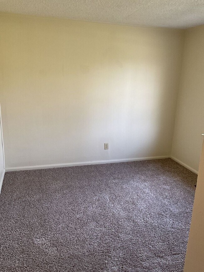 Building Photo - 2 Bedroom 1 Bath Located of Fire Tower Road