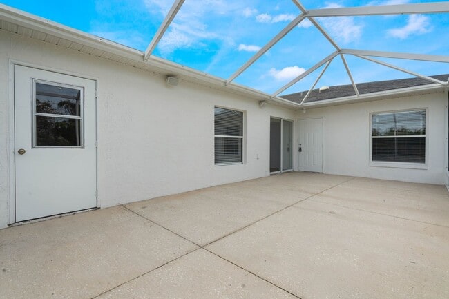 Building Photo - Lovely spacious 3bd/2bath townhouse with screen patio!