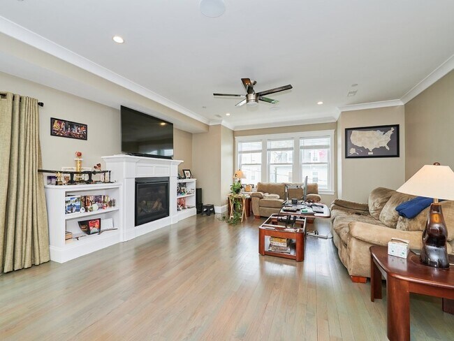 Building Photo - 77 Dix St