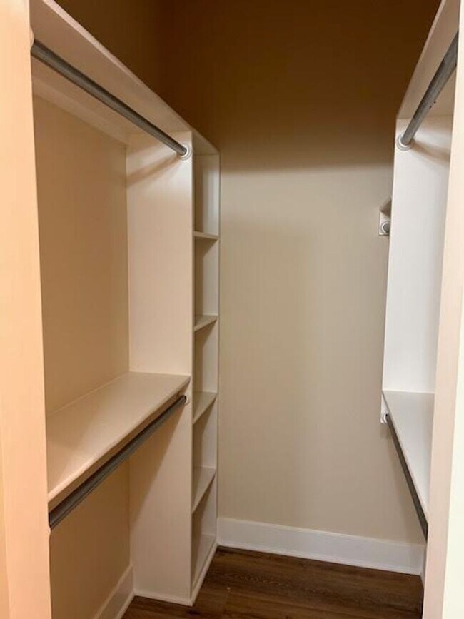 Building Photo - 483 E Harper St