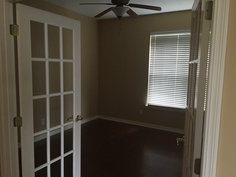 Building Photo - 8004 Laurel Hill Dr