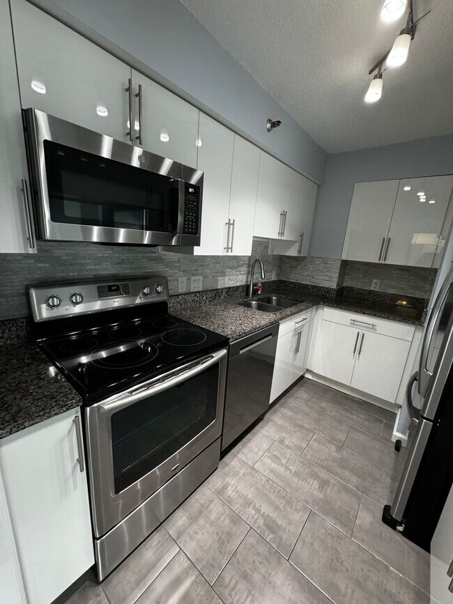 Building Photo - Urban Living at Its Finest: Spacious 2BR, 2BA Condo in Courthouse