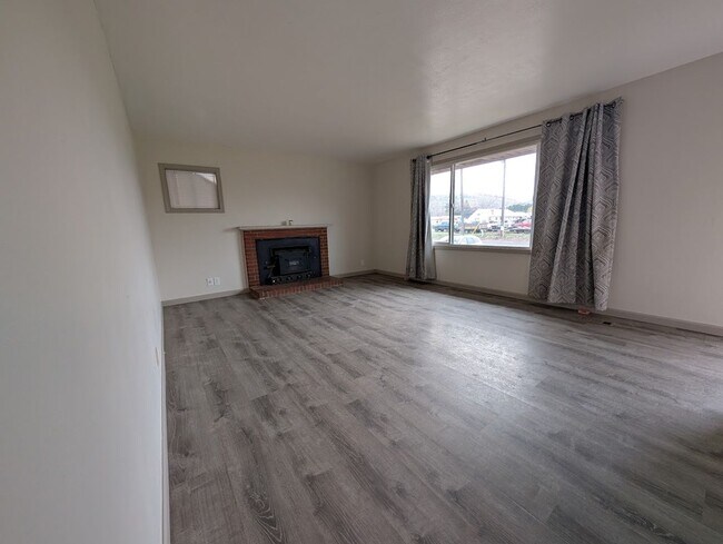 Building Photo - Fantastic 3 Bedroom Clarkston House with Fenced Backyard