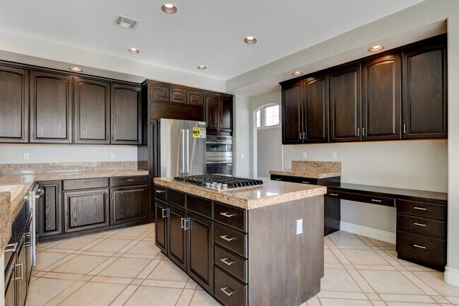 Building Photo - COMING SOON!! $1000 off 1st months Rent Guard-Gated Golf Course Living on the 14th Green!