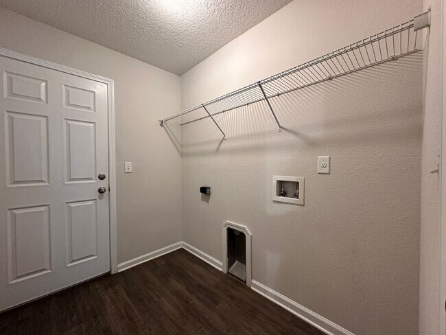 Building Photo - Four Bedroom Home on Belfort Rd.