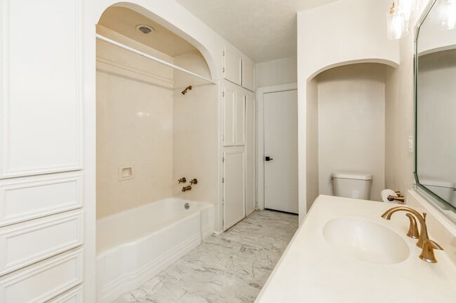 Building Photo - 118 N Caldwood Dr