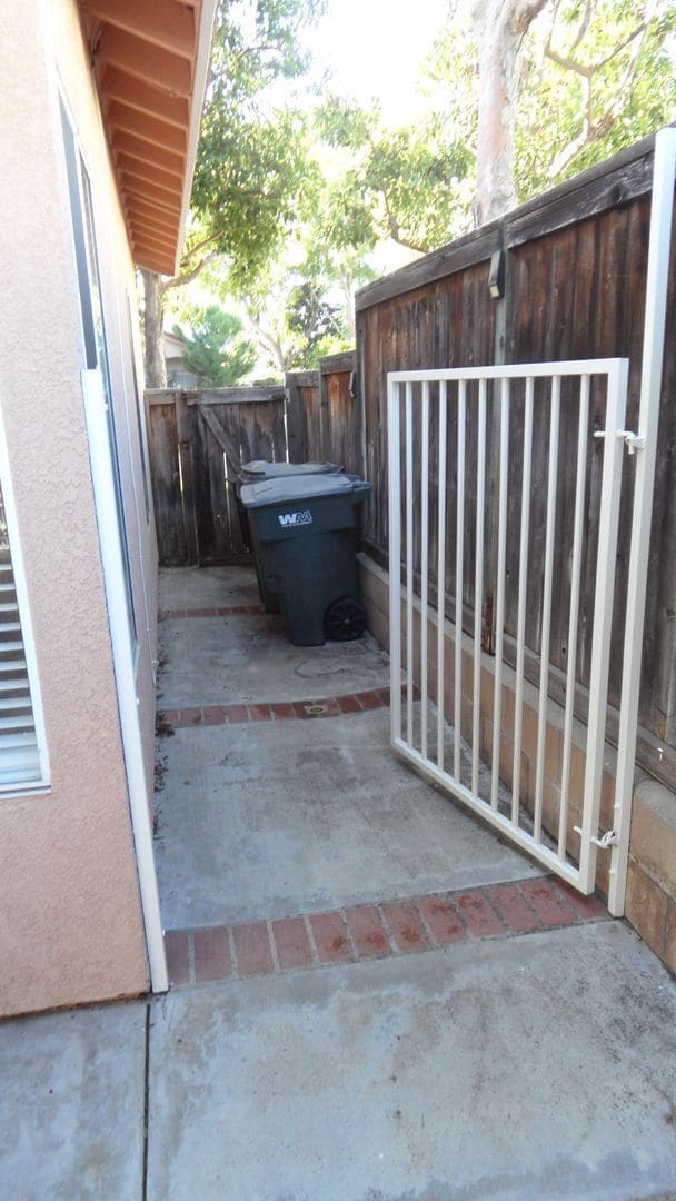 Building Photo - End-Unit 3BR 2.5BA Townhome w/ 2 Car Attached Garage