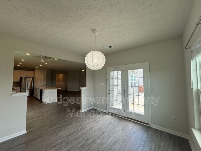 Building Photo - 2194 Schmidt Dr W