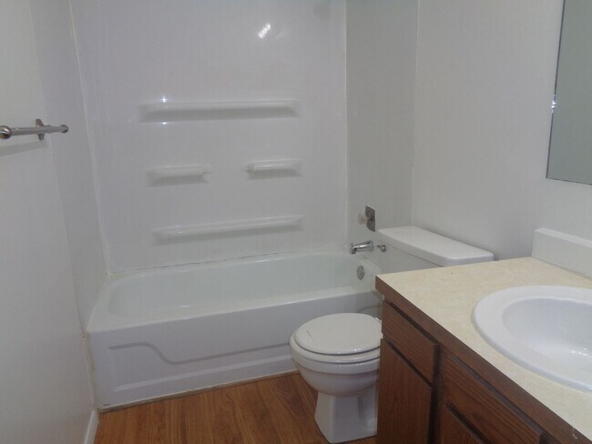 Building Photo - 5519 S 31st #5