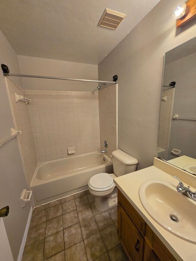 Building Photo - Rockwood Villas – 2BR/2BA Townhouse